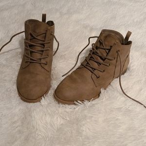 American Eagle tan ankle boots Size 6 1/2